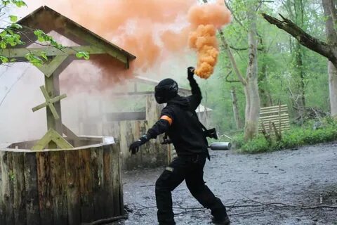 Бросая дым