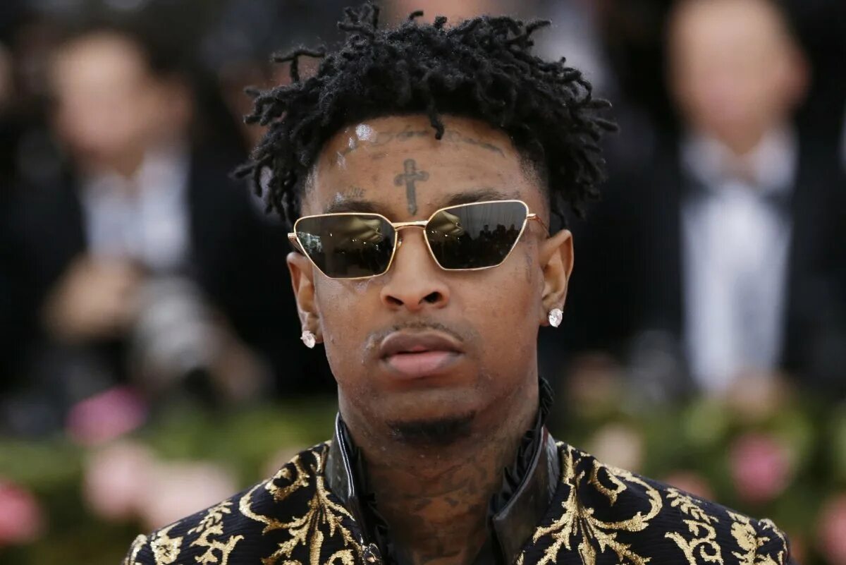 21 savage red. 21 savage. 21 саваж. 21 savage фото. 21 savage с деньгами.