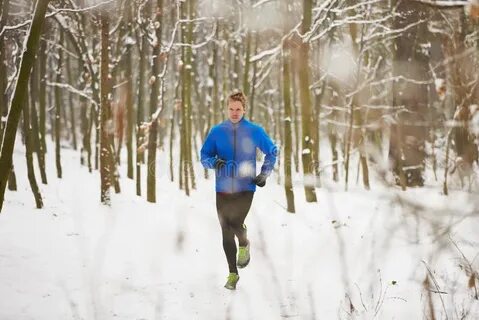 Мальчик бегает зимой