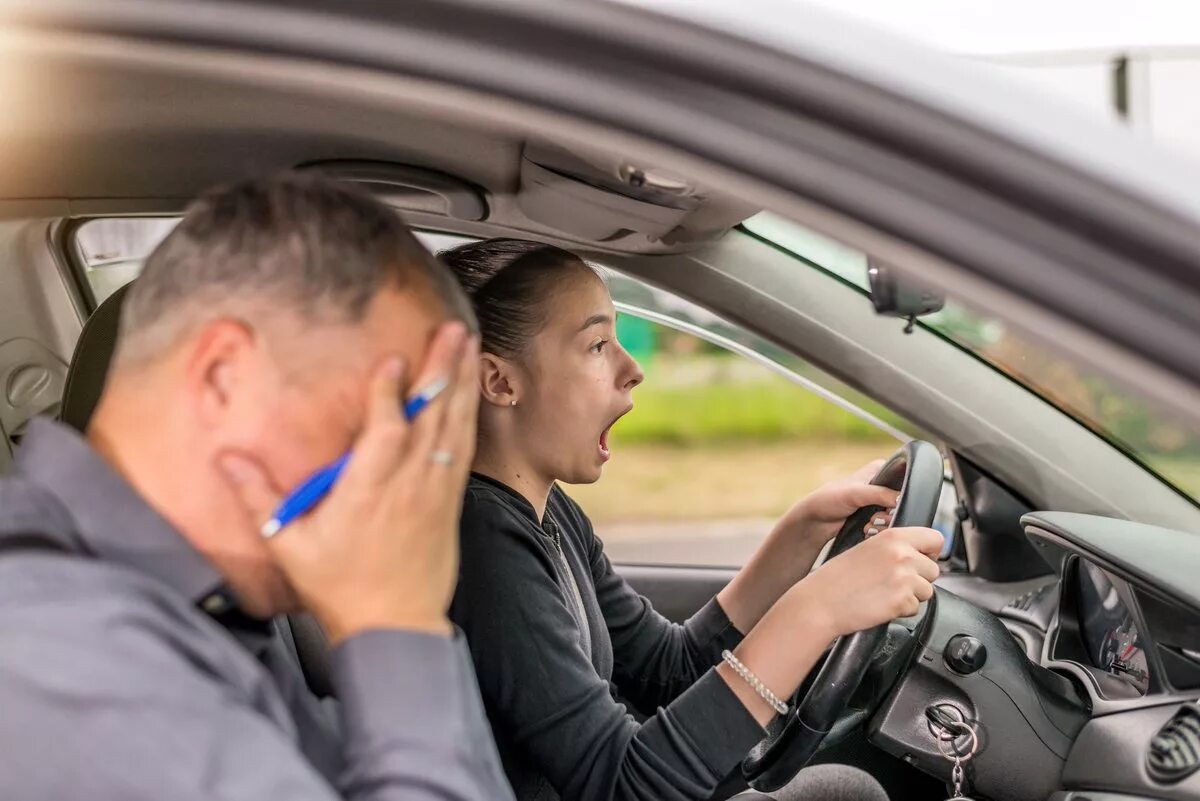 Начала учиться в автошколе. Вождение автомобиля. экзамен в автошколе. вождение с инструктором. ученик автошколы.