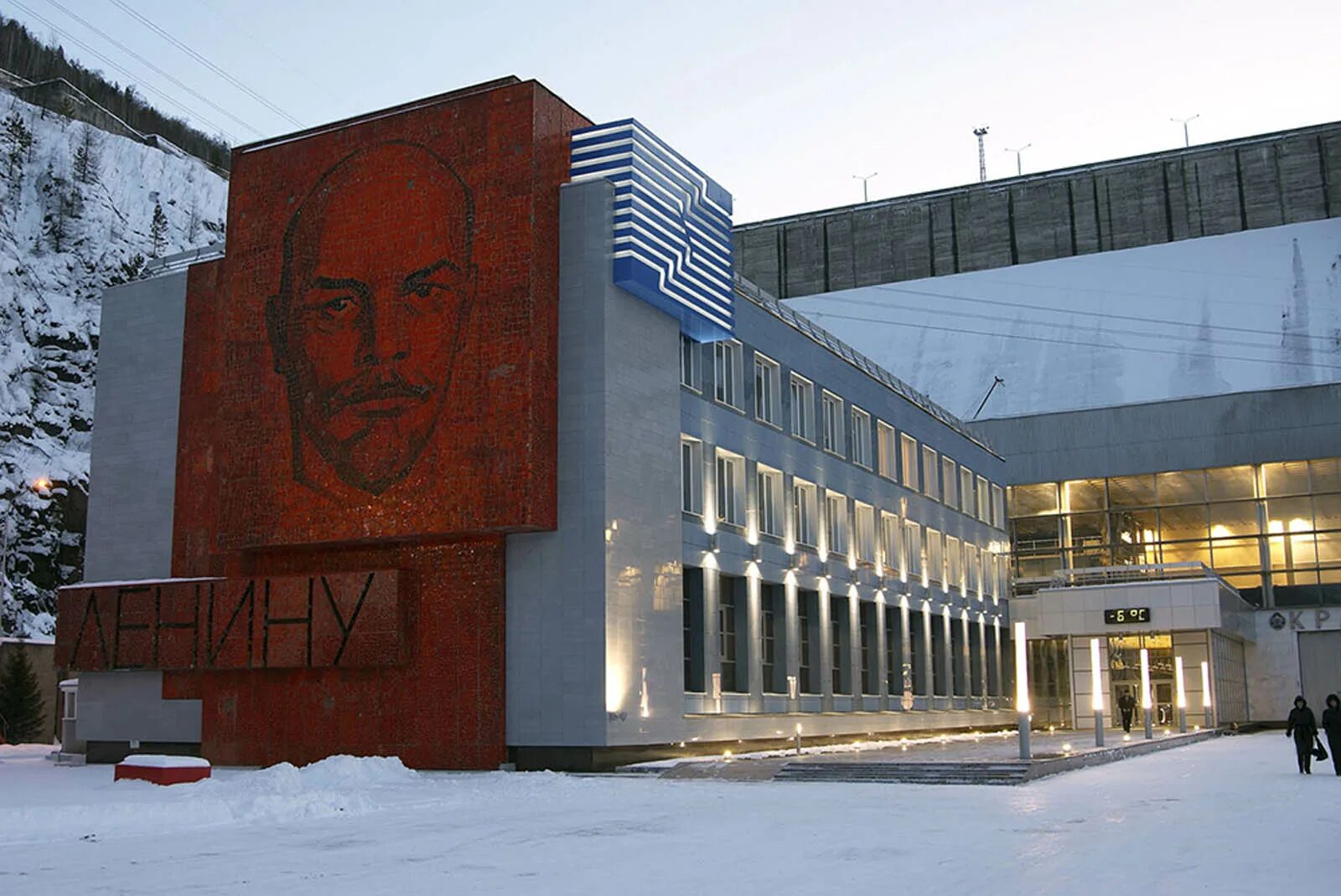 Дивногорский городской красноярского края. Красноярская ГЭС Дивногорск. Красноярская ГЭС здание. Гидроэлектростанция Дивногорск. Здание Красноярской ГЭС изображением Ленина.