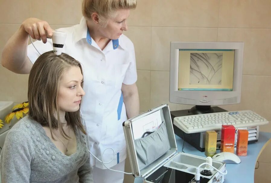 Врач который занимается волосами. Трихоскопия (компьютерная диагностика волос). Врач трихолог. У врача трихолога. Аппарат трихолога.
