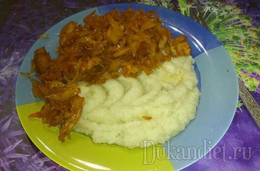 Тушеная капуста с картофельным пюре. Картофельное пюре с тушеной капустой. пюре с тушеной капустой и мясом. пюре с тушенкой капустой. толченка с тушеной капустой.