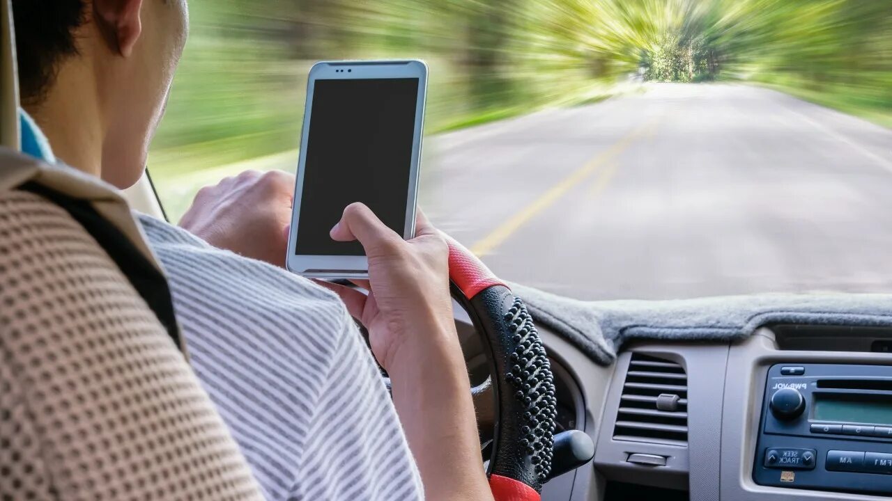 Разрешается водителю пользоваться телефоном во время движения. Использование телефона на рулем. Driving texting. Человек около громкосявзи. Комфортное вождение картинка.