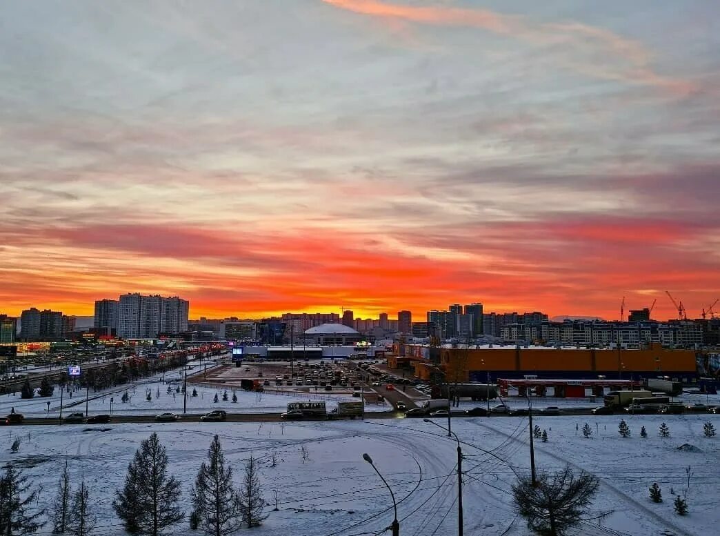 Зимний рассвет в красноярске. Рассвет красноярск. Солнечные фото красноярских гор. Красивый закат в городе. Рассвет в городе.