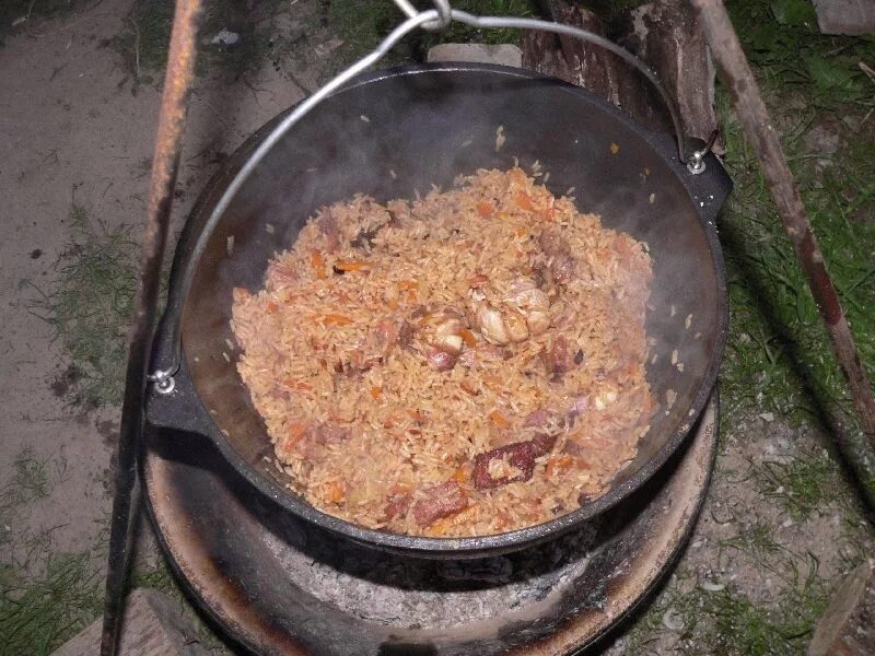 Плов на мангале в казане. Казан для плова на костре с подставкой. Подставка для приготовления плова. Казан для плова с подставкой.