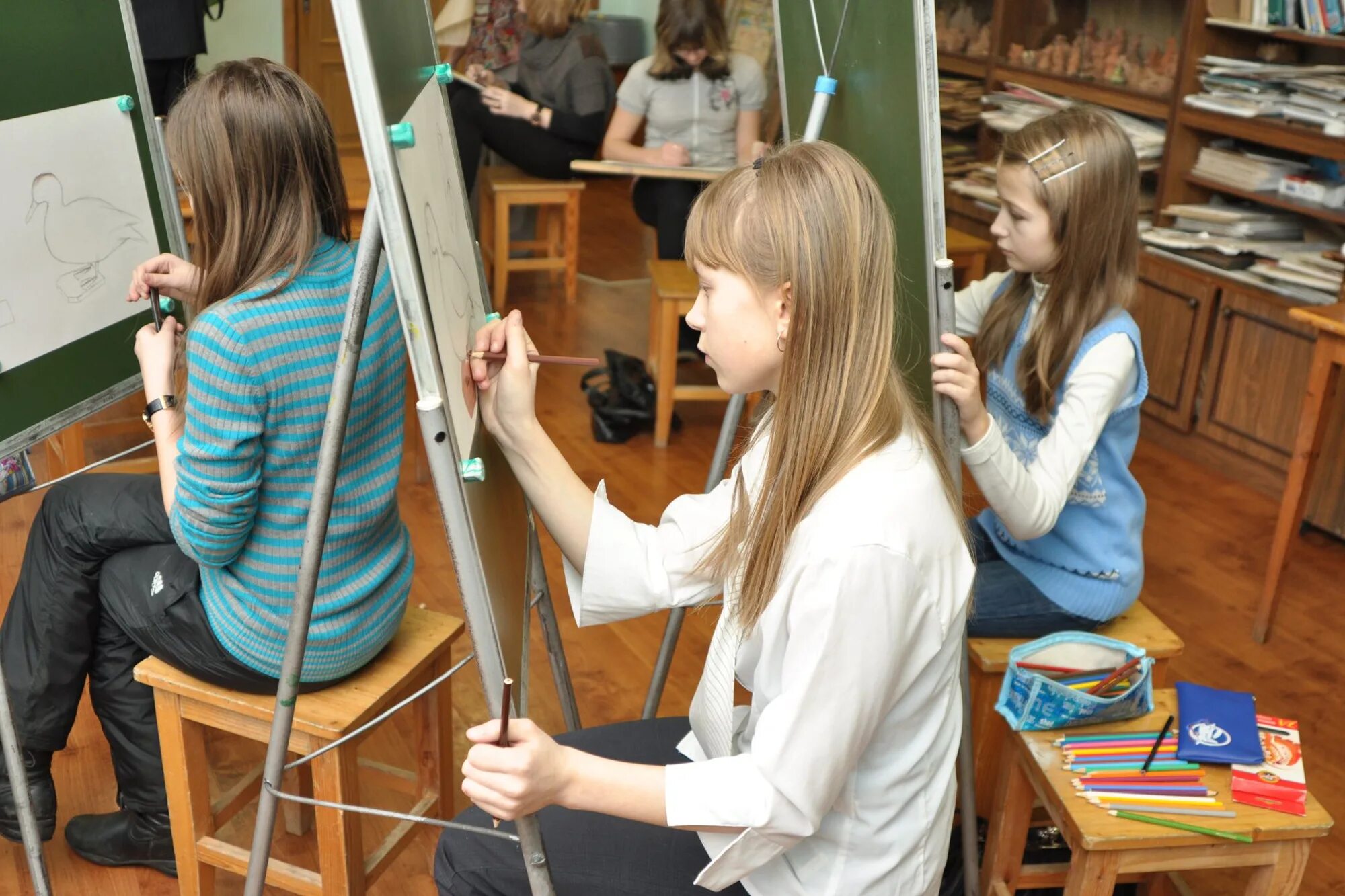 Спортивные кружки для девочек. На какой кружок можно пойти девочке. Дети в детском саду. Творческие мастер-классы для детей лагерь. Группа детей.