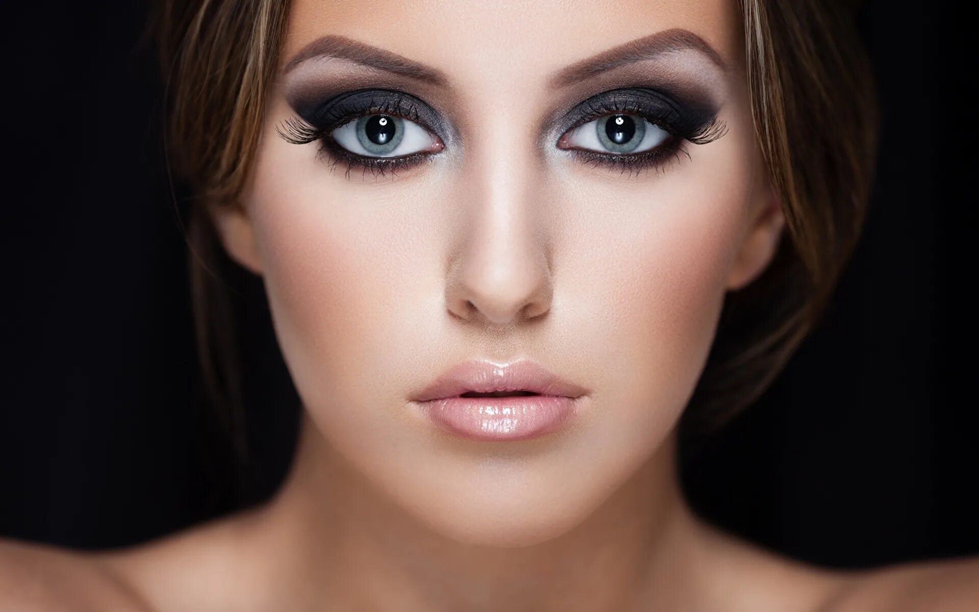 Выразительный образ. Смоки макияж. Smoky Eyes макияж. Макияж Смоки айс для голубых глаз. Тёмный Смоки айс.