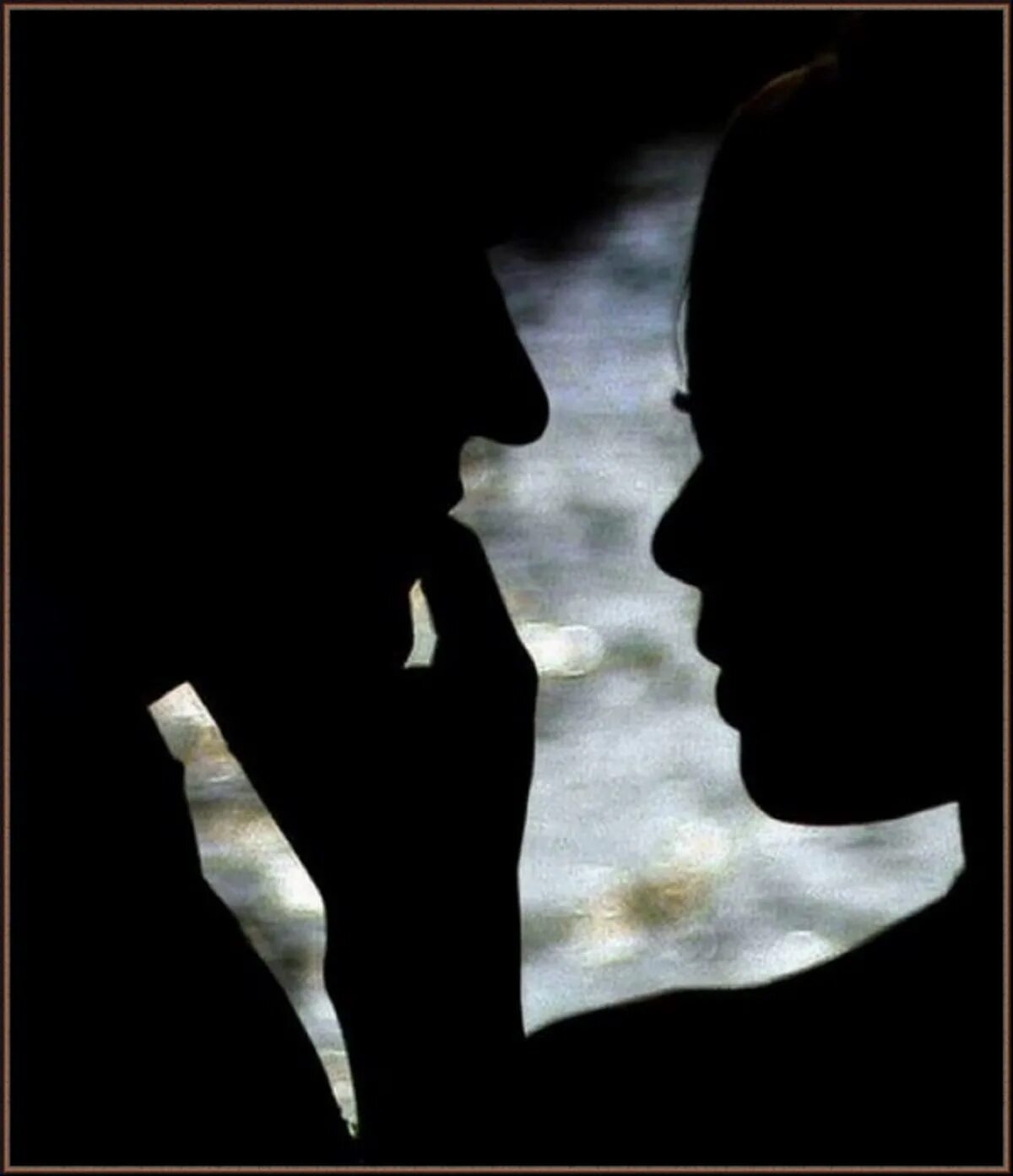 Мужчина и женщина в темноте. Влюбленные тени. Тень мужчины и женщины. Тень парочки.