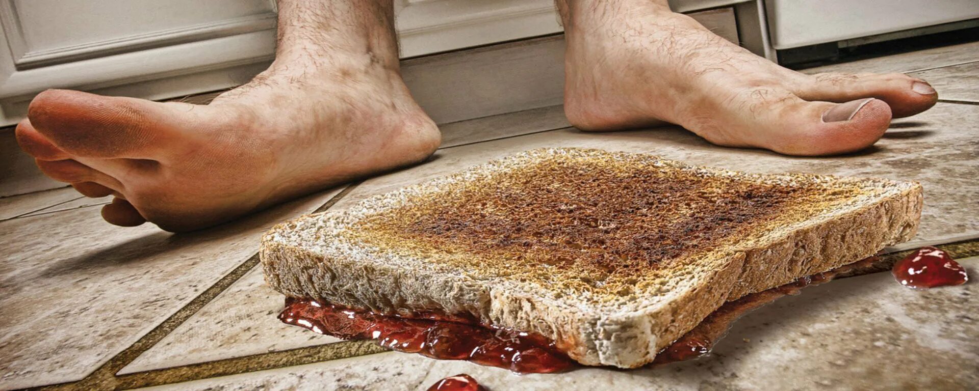 Бутерброд маслом вниз на полу. Бутерброд падает маслом вниз. Падающий бутерброд. Падение бутерброда маслом вниз. Падающий бутерброд.