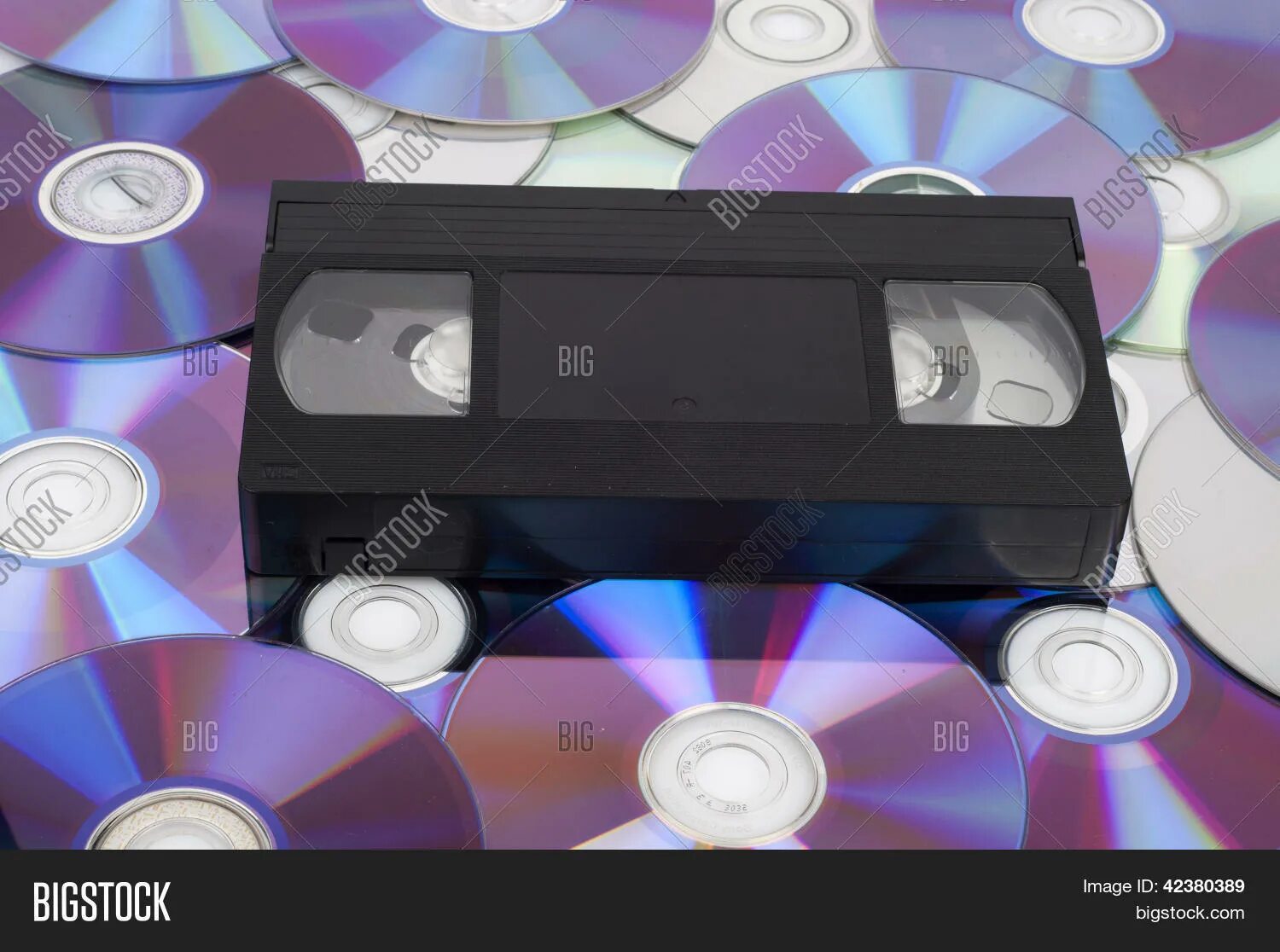Оцифровка видеокассет. Старые видеокассеты. Двд кассета. Кассетный диск.