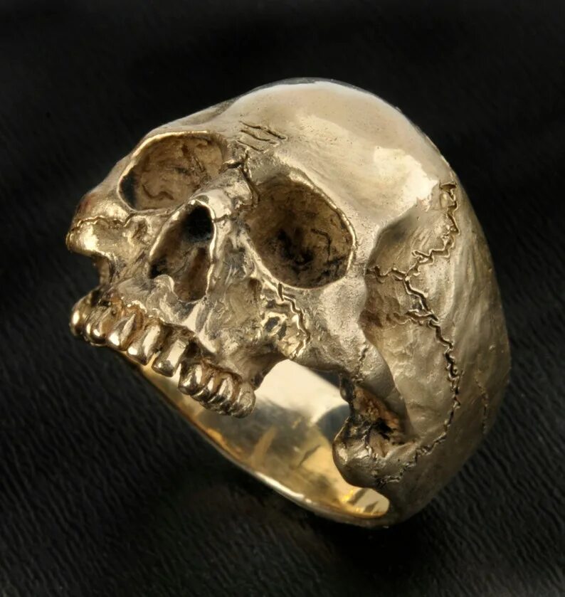 Золотая печатка череп. Кольцо с черепом. Золотое кольцо с черепом. Перстень с черепом. Болотное золото