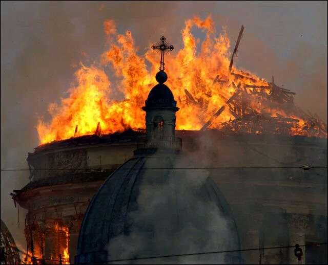 После пожара сохранились иконы. Церковь горит.