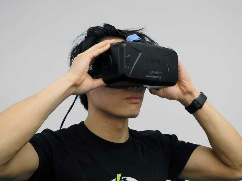 Технология виртуальной реальности vr. Очки виртуальной реальности. Парень в очках виртуальной реальности. VR технологии. Виртуальные очки на человеке.