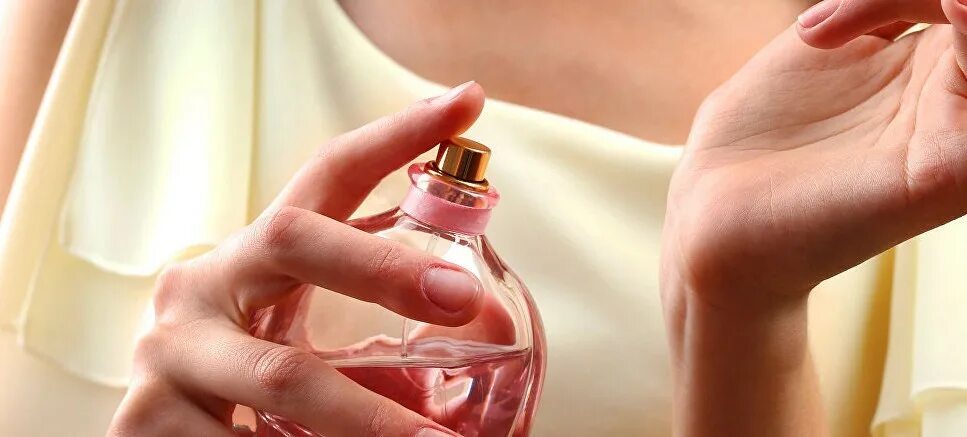 своровали парфюмерию. ворую духи. флакон духов. флакон духов. аромат духов.