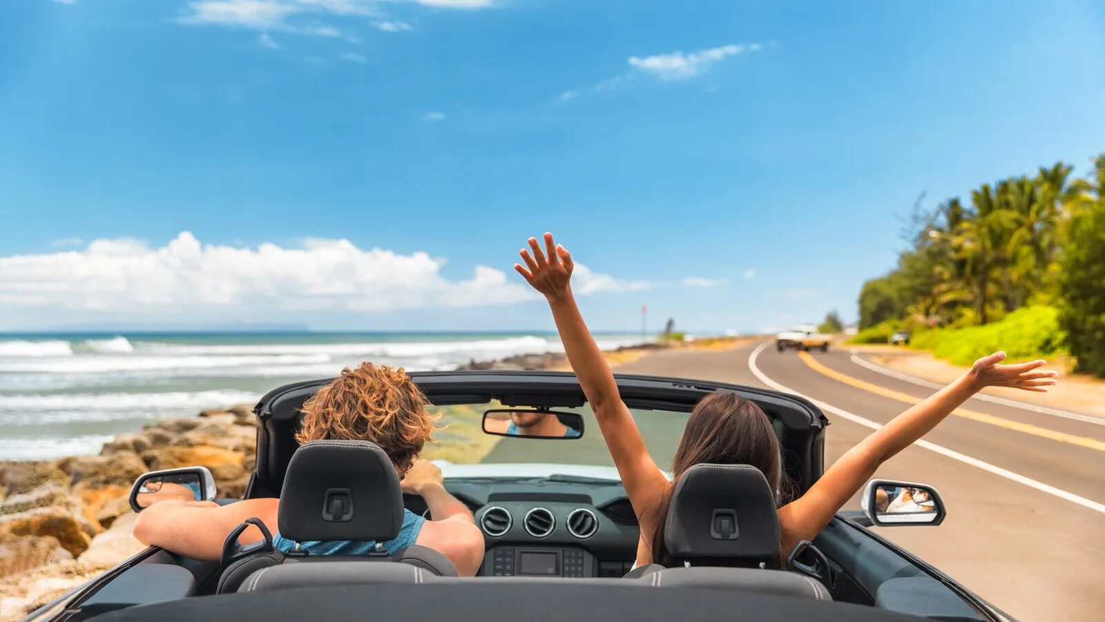 Young people car balloon. Друзья в машине. Holiday car rental. Авто для путешествий. Поездка в отпуск на машине.