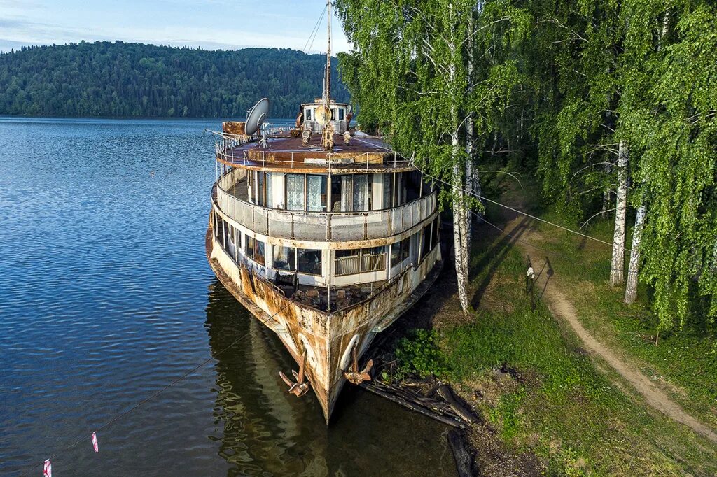 Заброшенный теплоход на Павловке. Пароход Уфа Павловское водохранилище. Теплоход Уфа на Павловском водохранилище. Корабль Уфа на Павловке. Уфа водохранилища