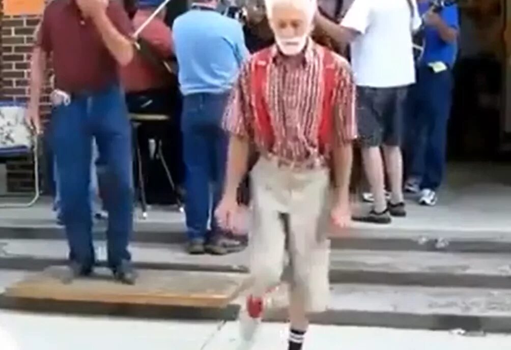 Где деды танцуют. Дед танцует. Дед на танцполе. Танцующий дед Новосибирск. Танцуют старики приколы.