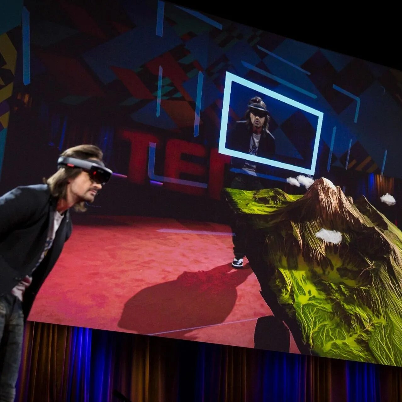 However 7. HOLOLENS 2. HOLOLENS 2 Front view. HOLOLENS 2 frontview.