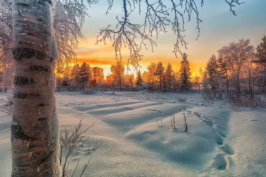 Стоит февраль