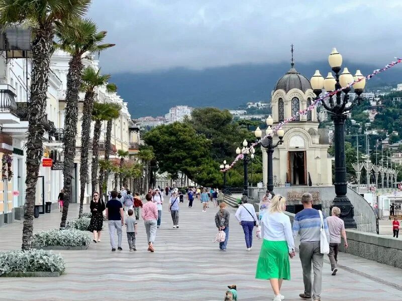 песня ялта где растет золотой. ялта евгений осин. песня ялта где растет золотой. песня ялта первый исполнитель. песня ялта где растет золотой.