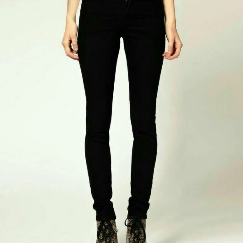 Лучшие черные джинсы. Чёрные джинсы женские. Чёрные узкие джинсы женские. Женские джинсы черные зауженные. Темные джинсы женские.