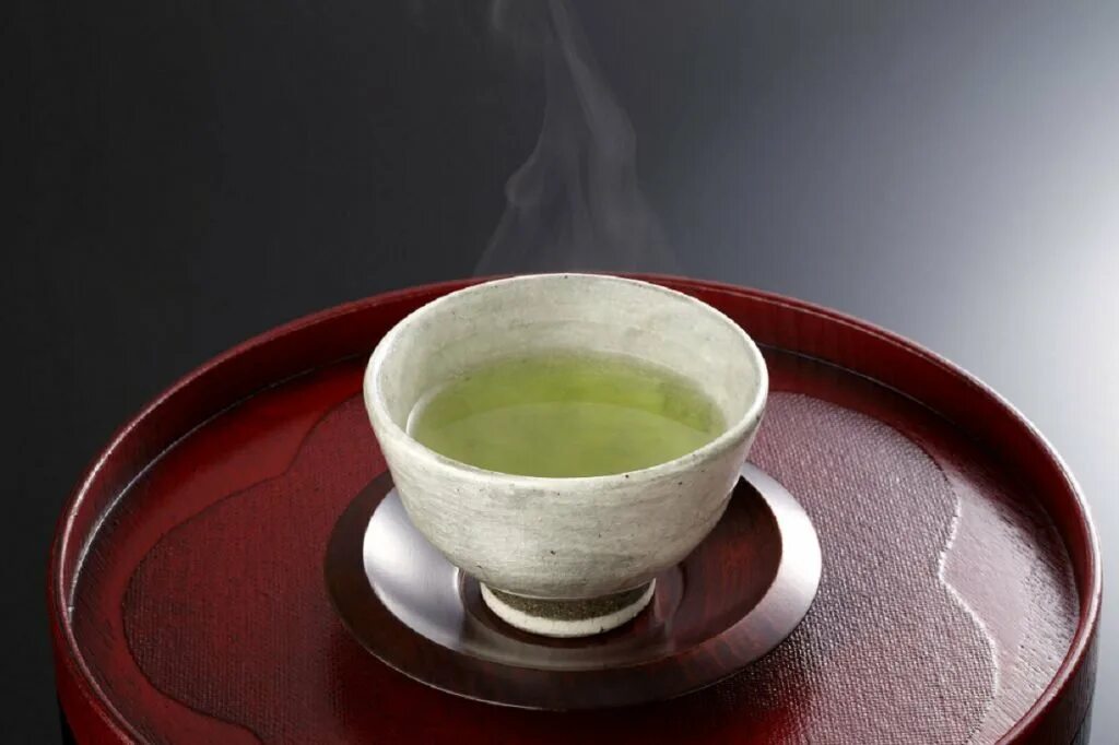 Чай поднимает. Гёкуро чай. Зеленый чай давление. Japanese Green Tea. Зелёный чай повышает или понижает давление.