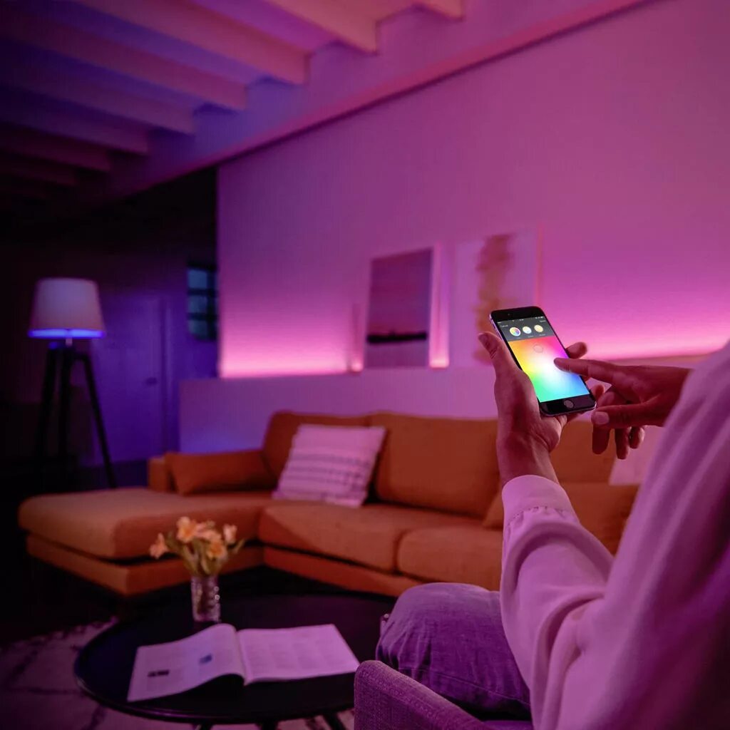 Светильник philips hue. Лампочка в темноте. Включи освещение больше. Включи освещение больше. Включи освещение больше.