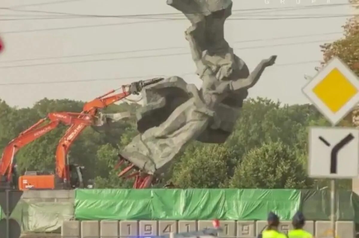 Памятник улица комсомольская волгоград. Снесение памятников ленину в россии. Упала статуя. Упала статуя. Падающая статуя.