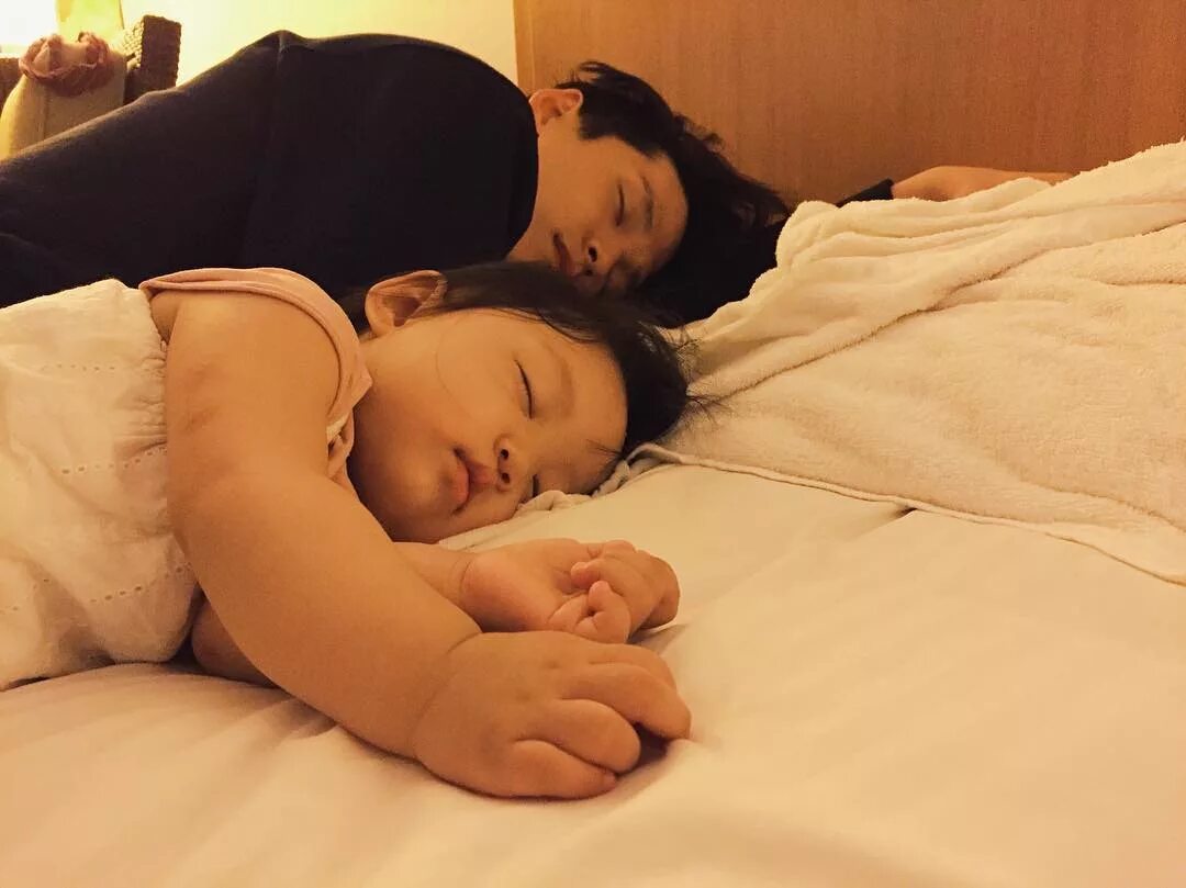 Спящие мамки и сестры. Корейские младенцы с папами. Кореец папа с малышом. Корейские парни с детьми. Малыши спят Корея.