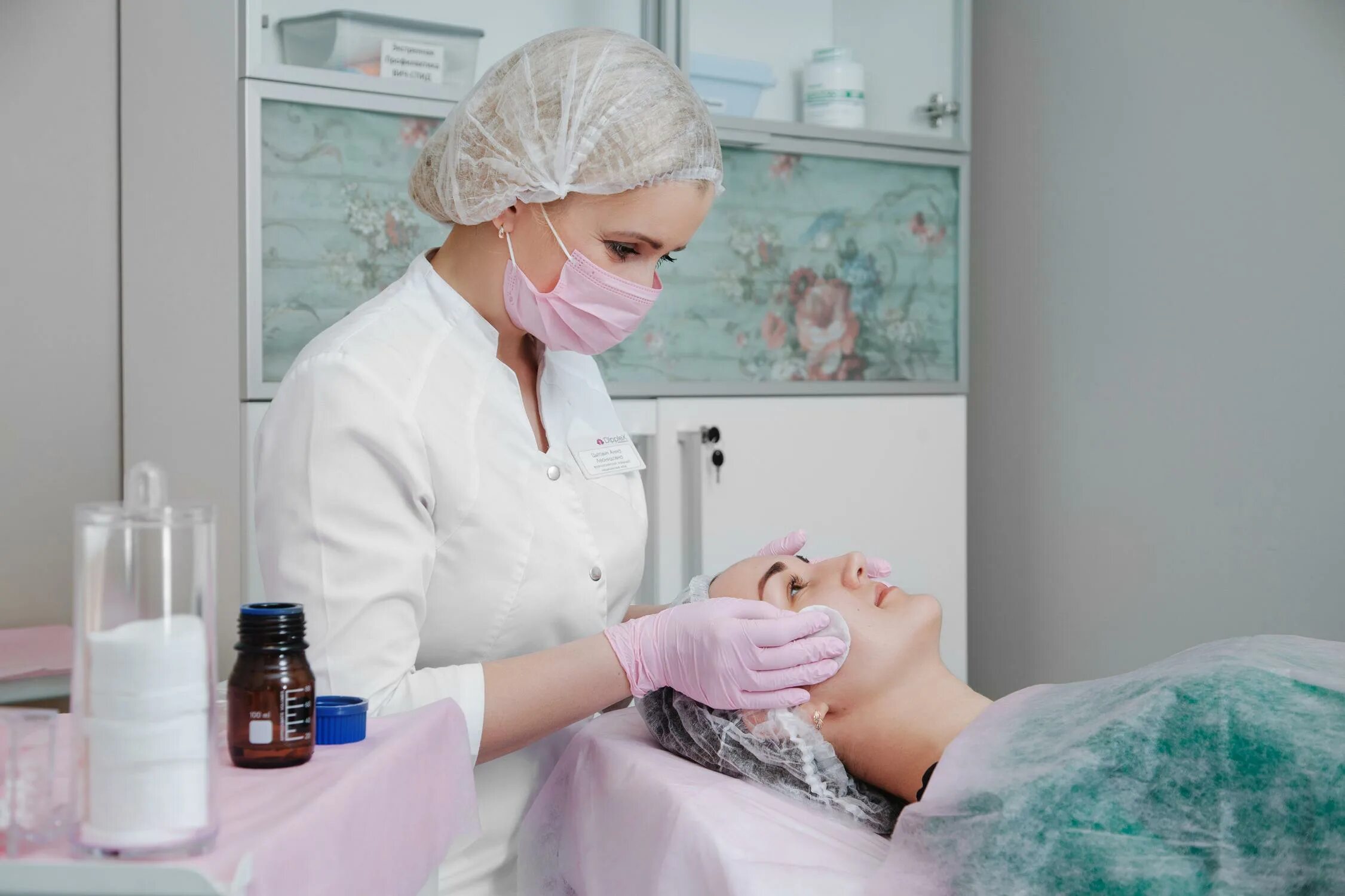 Женщина у косметолога. Косметолог эстетист. Отзывы косметолога эстетиста. Микротоковая терапия аппарат. Дипломированный косметолог.