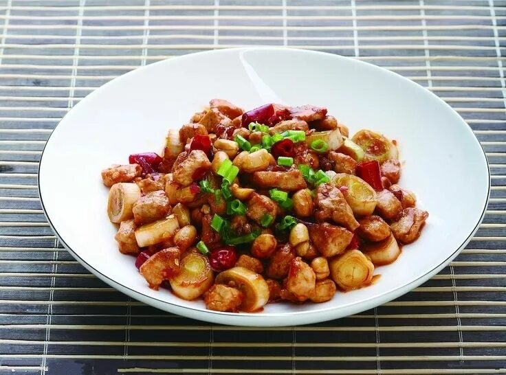 Шэнь гунбао. Гунбао цзидин. курочка гунбао. китайская курица гунбао. курица гунбао китайская кухня.