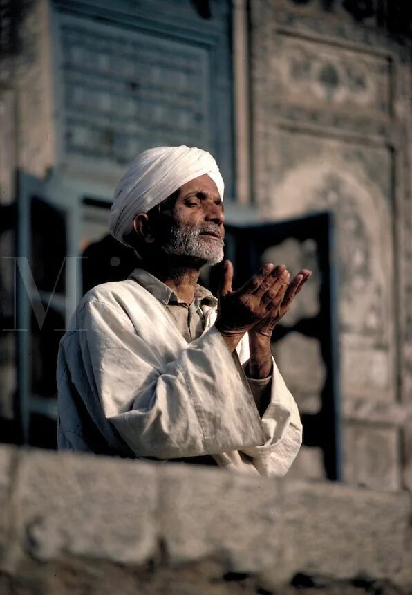 Ибадат в исламе. Ибн араби актер. Мусульманин молится. Исламские люди.
