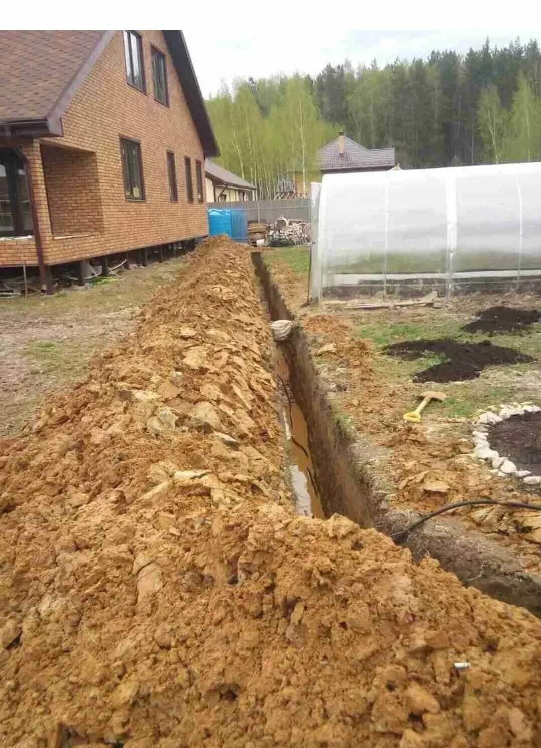 Провести водопровод цена. Водопровод на участке. Прокладка водопровода на участке. Прокладка водопровода в траншее. Зимний водопровод на участке.