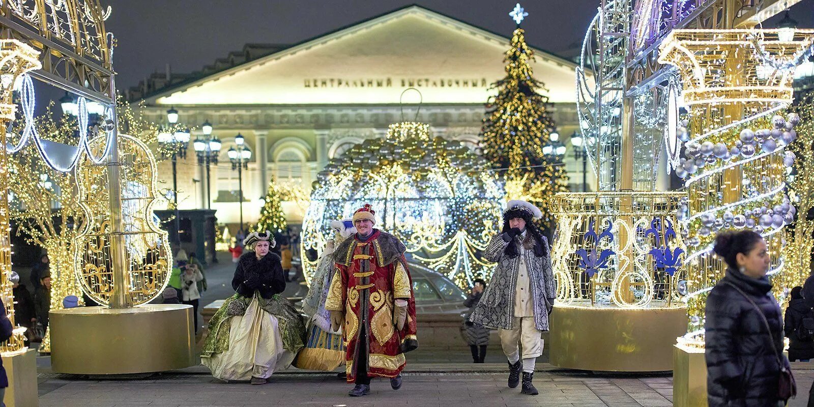 Новый год москва программа. Фестиваль «путешествие в Рождество» на Манежной площади.. Путешествие в Рождество 2022 Тверская площадь. Новогодняя Москва. Тверская площадь новый год.