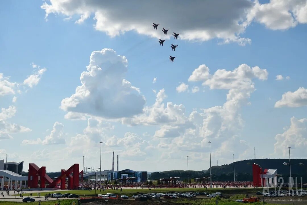 Вертолет висел на щелковском шоссе 08. Что летает над кемерово. Нло в кемерово. Стрижи над городом. 10.