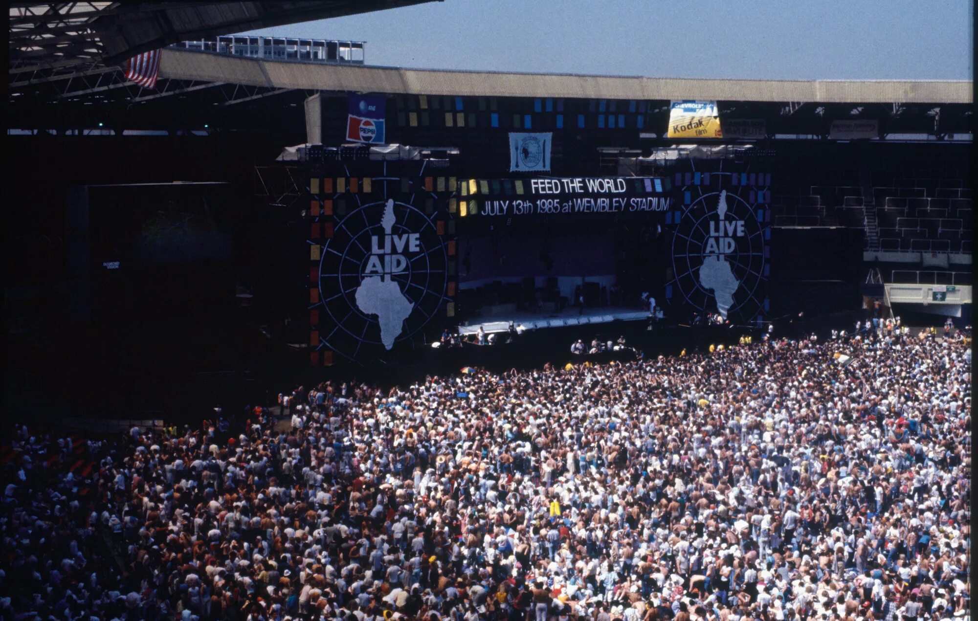 Квин стадион уэмбли. Концерт Live Aid 1985 Queen. Куин 1985 стадион Уэмбли. Live Aid стадион Уэмбли. Концерт на Уэмбли 1985 куин.