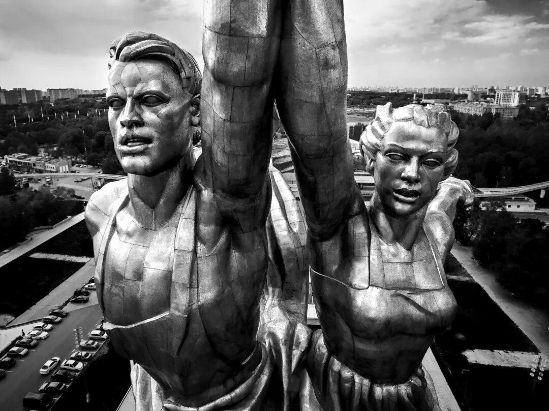 Литва мемориал советским войнам. Статуя ленина в москве. Памятник ленину у финляндского вокзала блокада. Скульптура мухиной рабочий и колхозница. Советские фотографии памятник.