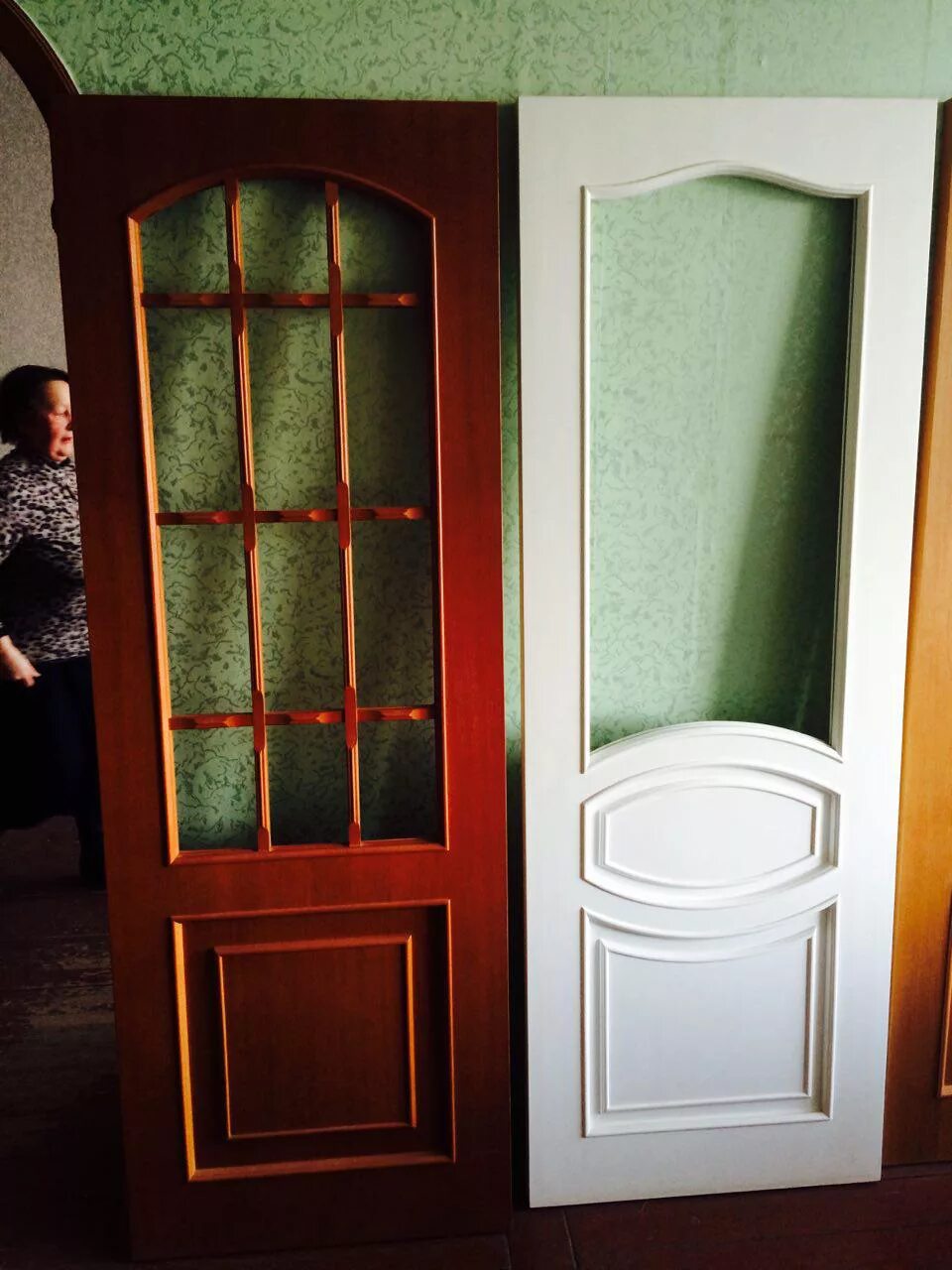 Покраска деревянных дверей. Перекраска деревянных дверей со стеклом. Перекрас дверей межкомнатных. Покраска дверей межкомнатных. Куплю старые межкомнатные двери