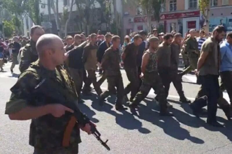 Украинцы донецка. Парад военнопленных в Донецке. Пленные ВСУ В Донецке. Парад военнопленных в Донецке 2014.