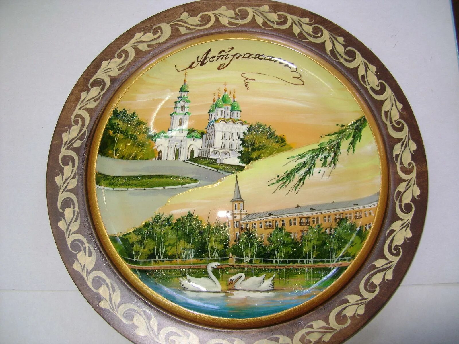 Тарелки уфа. Сувенирные деревянные тарелки. Сувенирная тарелка Астрахань. Белорусские сувениры. Деревянные сувенирные тарелки с использованием лазерно.