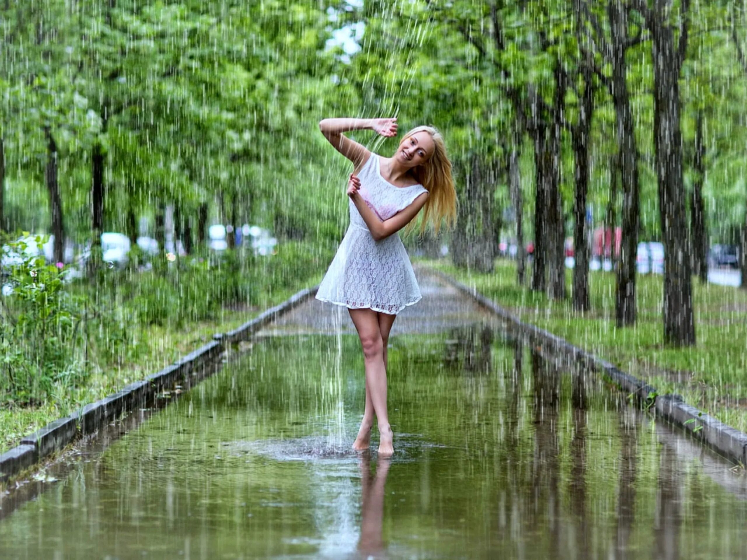 Летний дождь. Девушка под дождем. Девушка дождь. Весенний ливень.