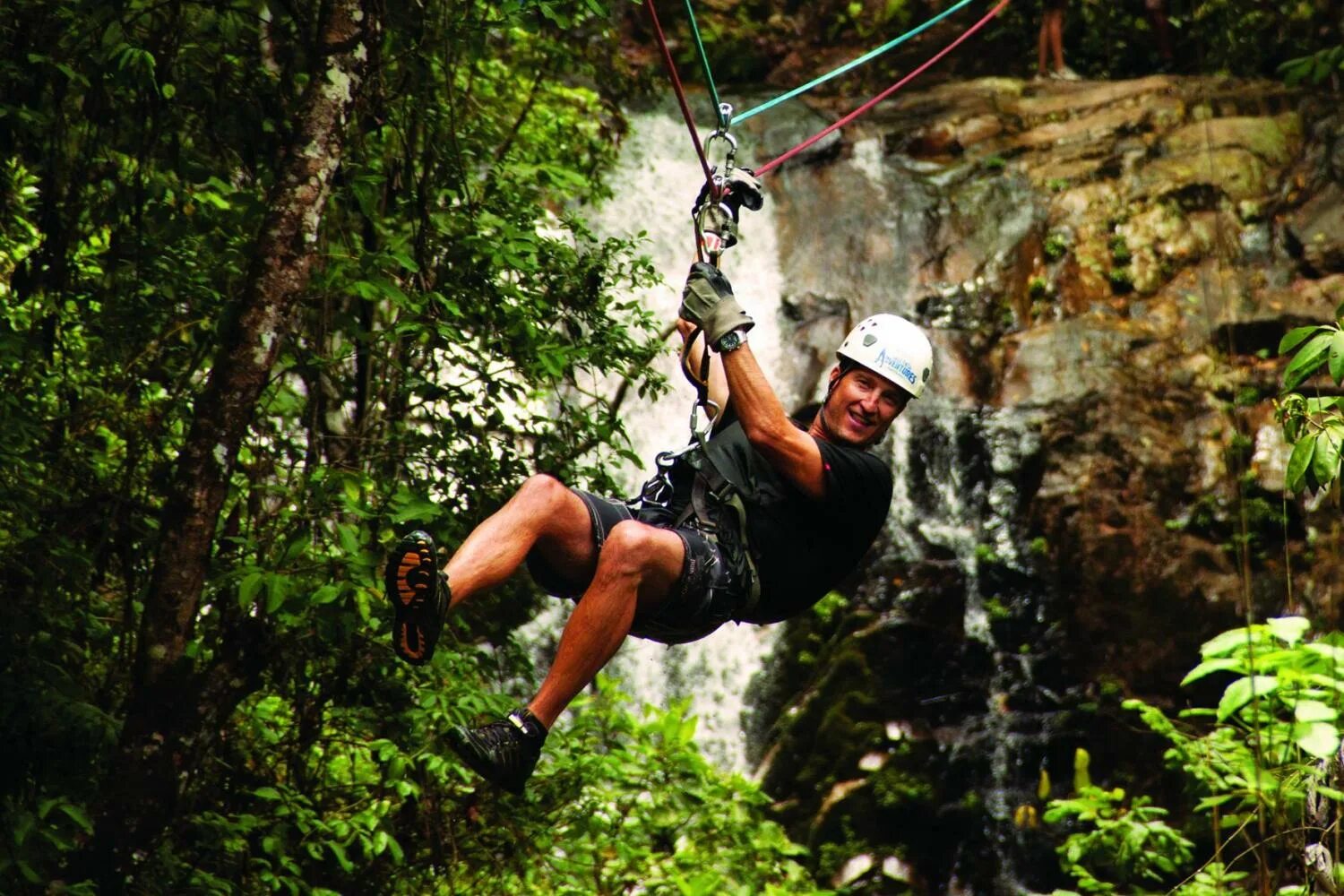 Спуск на зиплайне. Пуэрто Рико зиплайн. Zip lining Jungle. Zipline Drone. Thrilling adventure