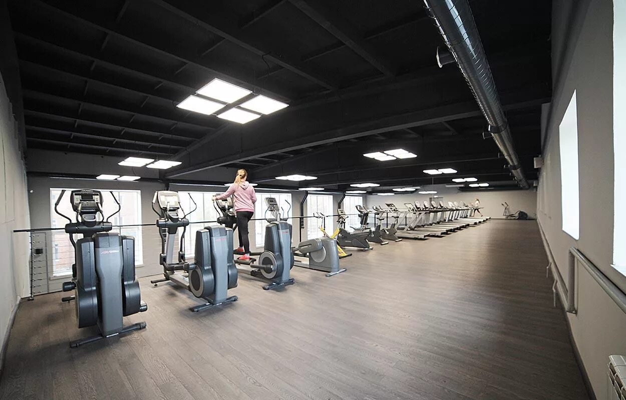Фитнес гараж красноярск. Гараж Красноярск тренажерный зал. Спортзал гараж Красноярск. Гараж фитнес Красноярск тренажерный. Тренажерный зал гараж Красноярск 8 марта.