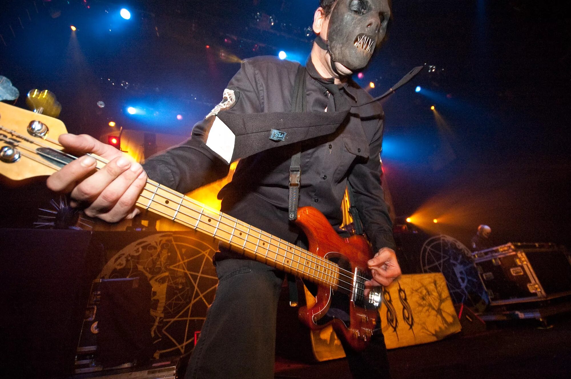 Бас гитарист Slipknot. Басист Slipknot пол грей. Слипкнот гитарист пол грей. Paul bass