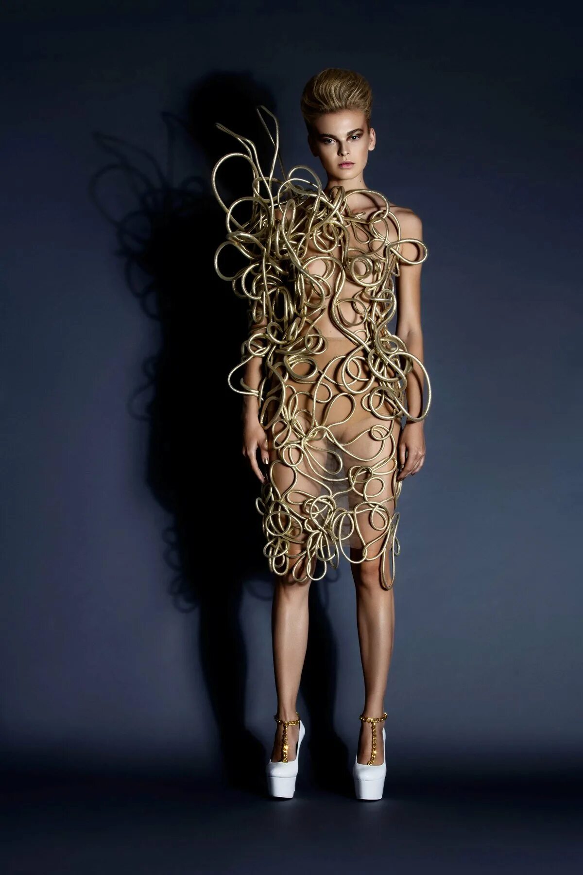 Свадебные платья christian dior. Iris van herpen мода. Наряды из бумаги модельер ася козина. Экстравагантные платья. Самая оригинальная коллекция.