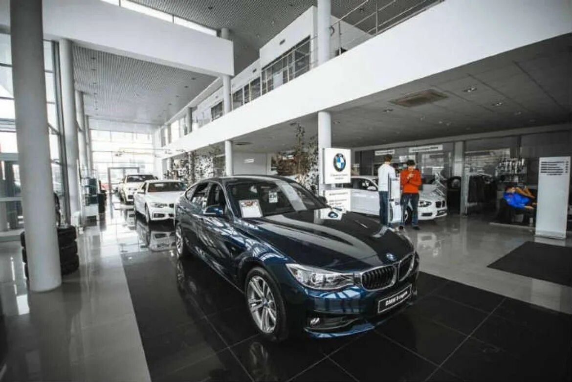 Дилерский центр BMW. БМВ В автосалоне 5. БМВ 745 автосалон Plaza. Купить авто бмв москва