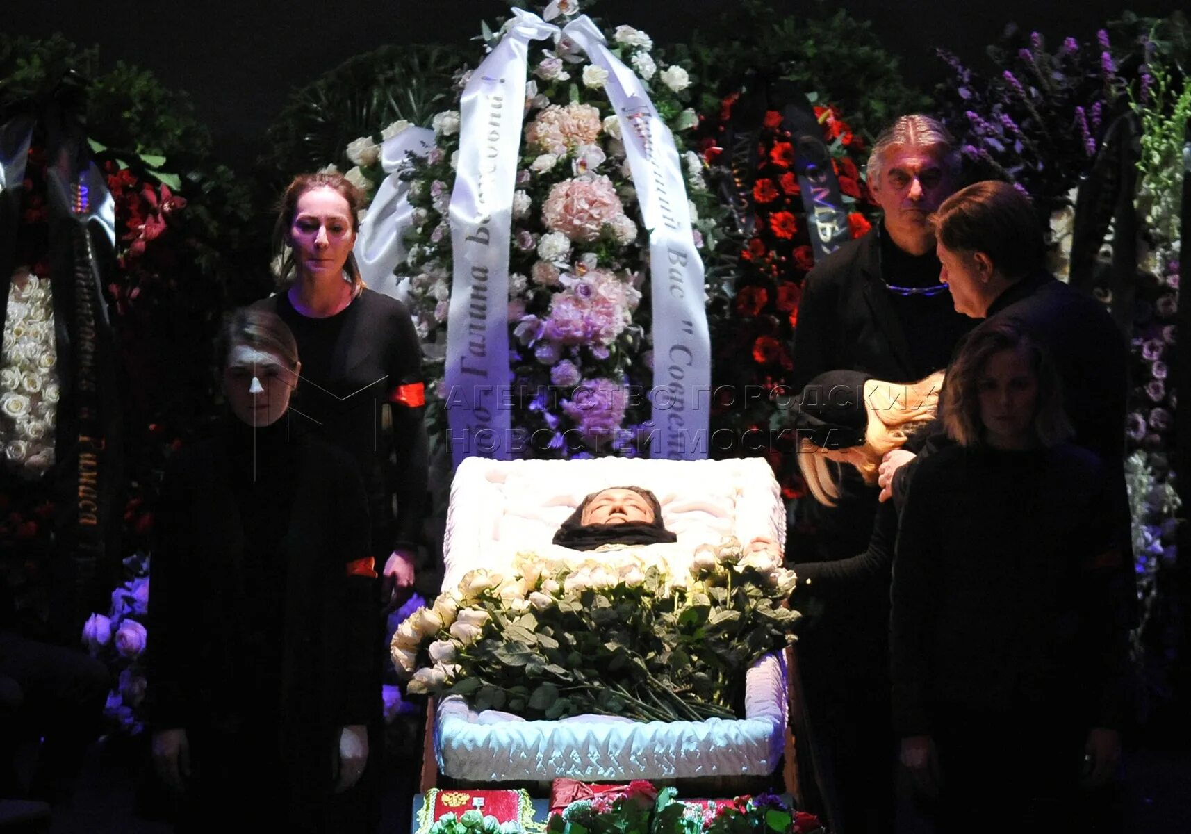 Внучка Софии Ротару похороны. Могила Галины Волчек.