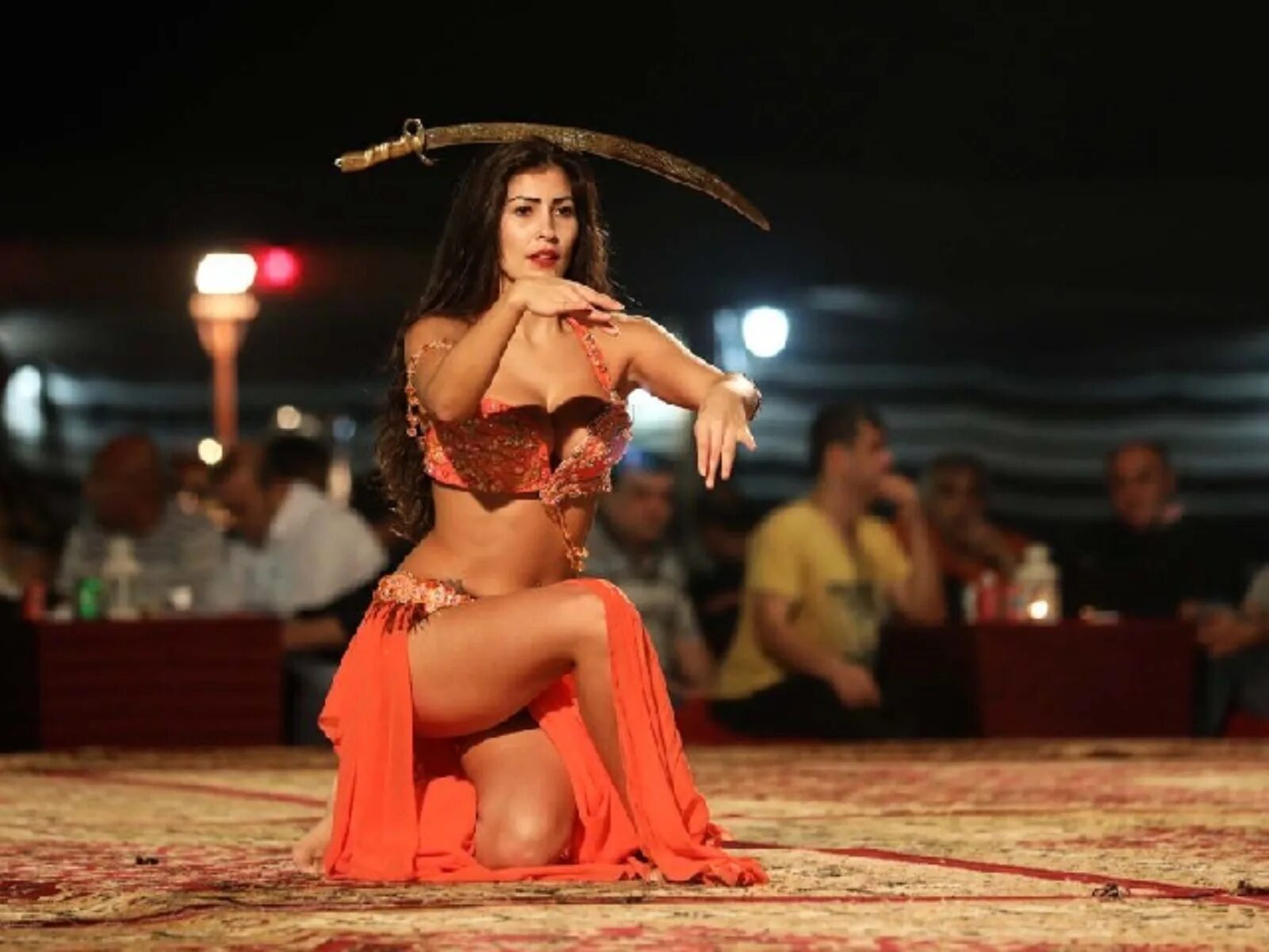 Танцевать арабские танцы. Танец живота Дубай сафари. Dubai Desert Safari belly Dance. Belly Dance Dubai Desert. Сафари с арабским танцам Дубай.