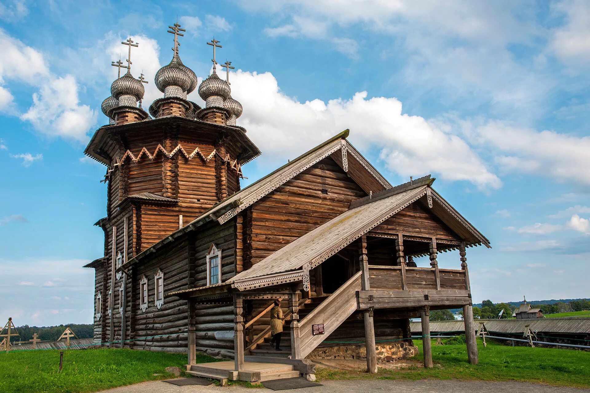 В каком городе находится деревянного зодчества. Кижи музей заповедник деревянного зодчества. Музей деревянного зодчества Карелия. Кижи Карелия деревянное зодчество. Архитектурный комплекс Кижи в Карелии.